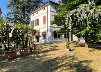  VILLA BIFAMILIARE CON PARCO IN CENTRO A VIGNOLA
