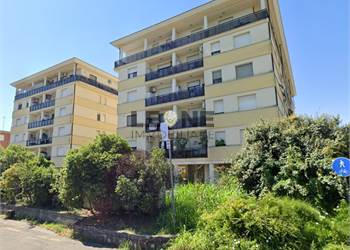 BILOCALE CON BALCONE E CANTINA