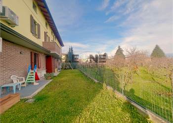 DUE APPARTAMENTI AL APIANO TERRA 