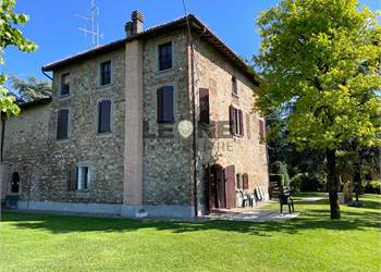 VILLA BIFAMILIARE CON PARCO VIGNOLA 