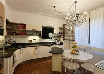 VILLETTA A SCHIERA CON GIARDINO E TAVERNA