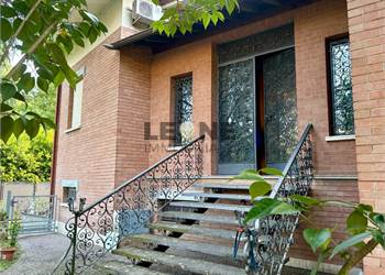 PORZIONE DI VILLA CON GIARDINO PRIVATO 