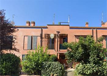 VILLETTA A SCHIERA CON GIARDINO E TAVERNA