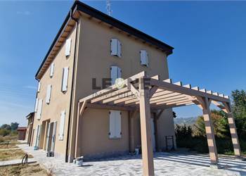 L'ELEGANZA INCONTRA LA NATURA: LA TUA NUOVA VILLA A VIGNOLA.