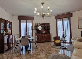 AMPIO QUADRILOCALE IN CENTRO