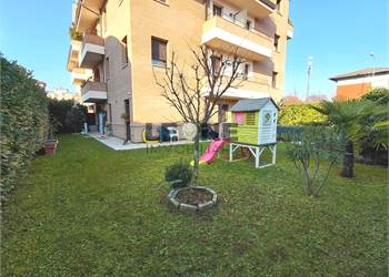 PRESTIGIOSO PIANO TERRA CON AMPIO GIARDINO 