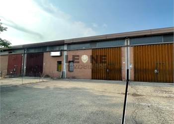 CAPANNONE A SCHIERA CON PIAZZALE 