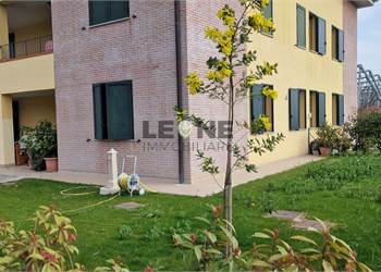 BELLISSIMO TRILOCALE CON GIARDINO IN CAMPAGNA