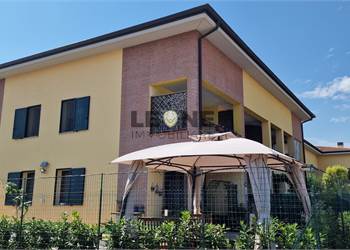 APPARTAMENTO PARI AL NUOVO CON GIARDINO PRIVATO