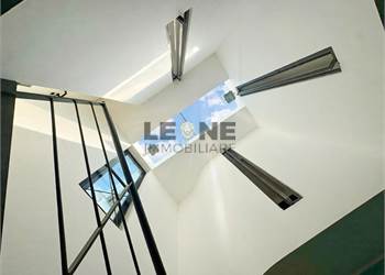 ESCLUSIVO ATTICO DUPLEX DI PREGIO CON VISTA PANORAMICA – VIGNOLA