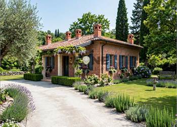 VILLA CON GIARDINO E CAPANNONE CON PIAZZALE 